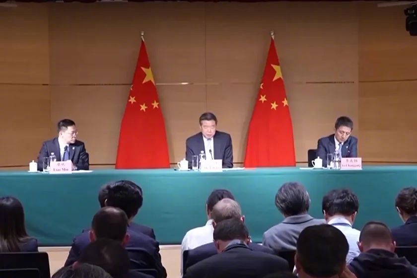 中美经贸中方牵头人、国务院副总理何立峰出席中方代表团举行的新闻发布会。图源：央视新闻
